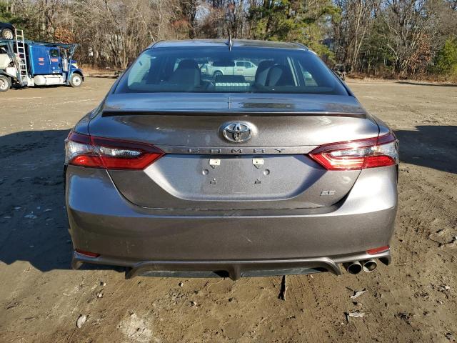 4T1G11AKXMU562791 - 2021 TOYOTA CAMRY SE GRAY photo 6