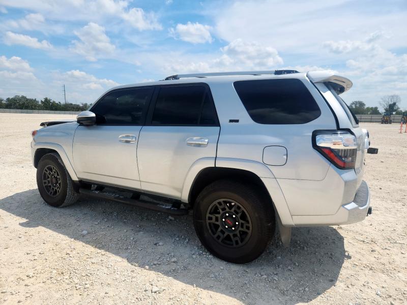 JTEEU5JR5M5249502 - 2021 TOYOTA 4RUNNER SR5 Silber Foto 2