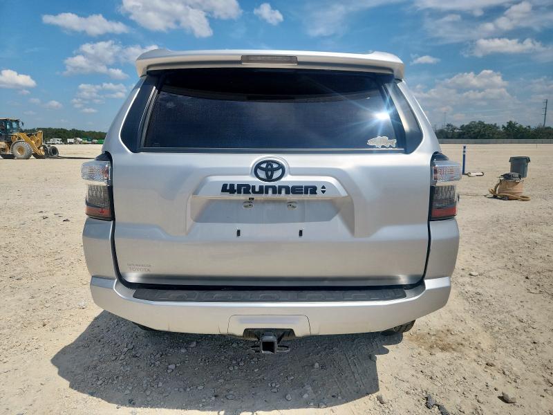 JTEEU5JR5M5249502 - 2021 TOYOTA 4RUNNER SR5 Silber Foto 6