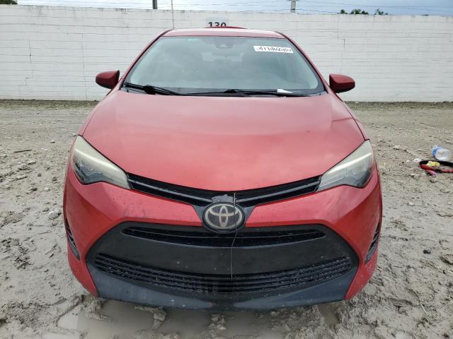 5YFBURHE4JP795756 - 2018 TOYOTA COROLLA L Rot Foto 5
