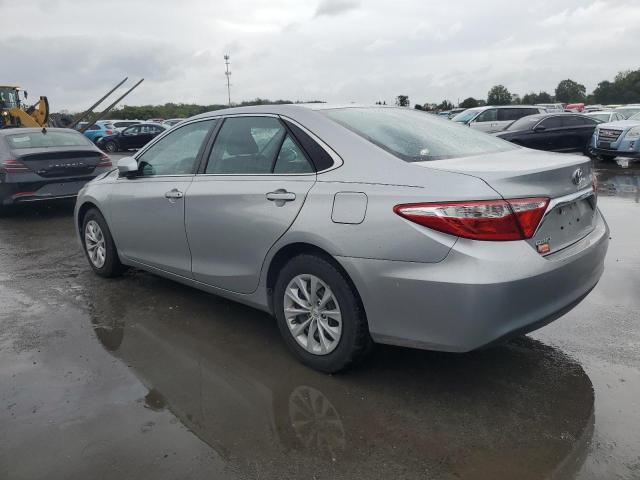 4T4BF1FK5FR510661 - 2015 TOYOTA CAMRY LE SILVER photo 2