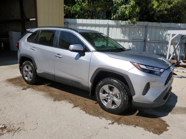 4T3RWRFV4RU163613 - 2024 TOYOTA RAV4 XLE SILVER photo 4