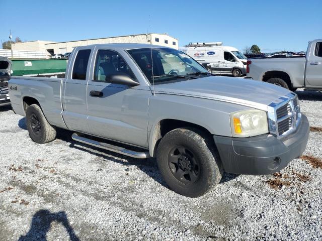 1D7HW22KX5S133507 - 2005 DODGE DAKOTA ST SILVER photo 4