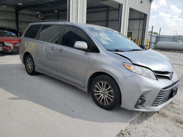 5TDYZ3DC2JS939132 - 2018 TOYOTA SIENNA XLE Күміс фото 4