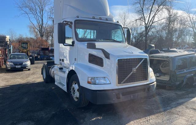 4V4M19EG1GN935229 - 2016 VOLVO VN VNM WHITE photo 1