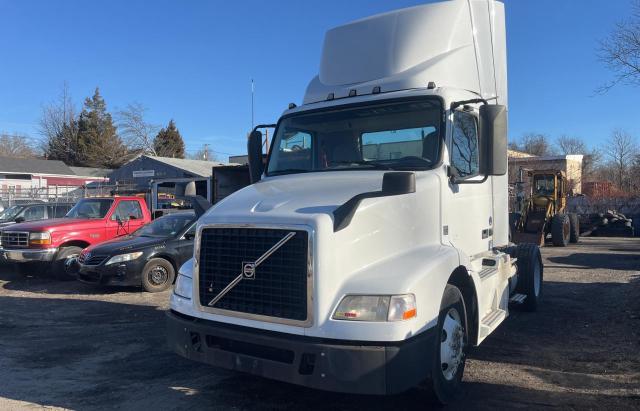 4V4M19EG1GN935229 - 2016 VOLVO VN VNM WHITE photo 2