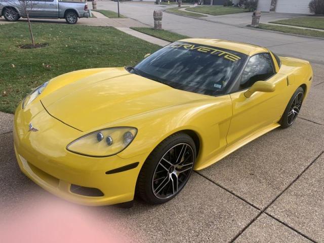 1G1YY26U675115841 - 2007 CHEVROLET CORVETTE YELLOW photo 2