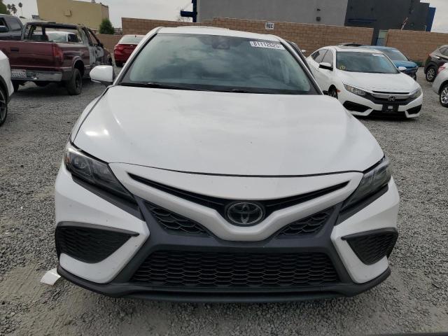 4T1G11AK4NU702979 - 2022 TOYOTA CAMRY SE Білий фото 5