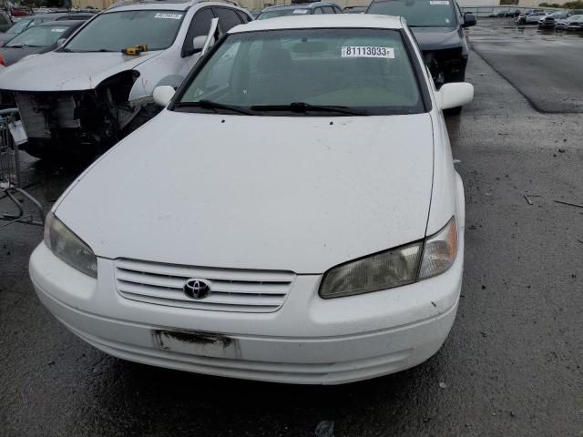 JT2BG22K1W0161814 - 1998 TOYOTA CAMRY CE WHITE photo 5