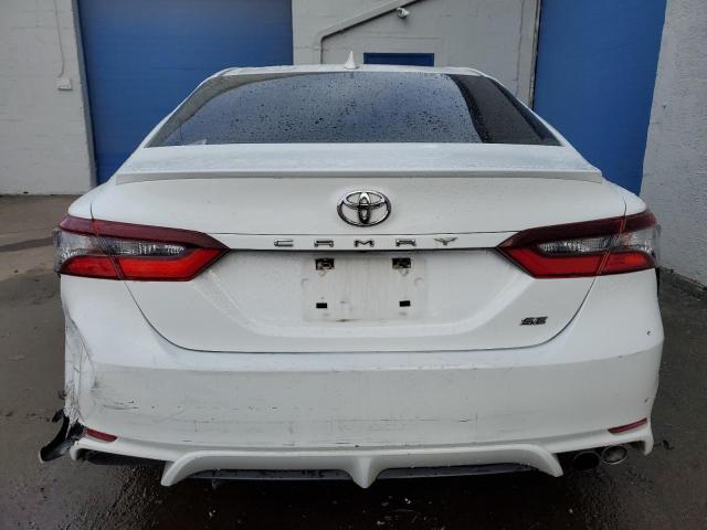 4T1G11AK1NU628453 - 2022 TOYOTA CAMRY SE WHITE photo 6