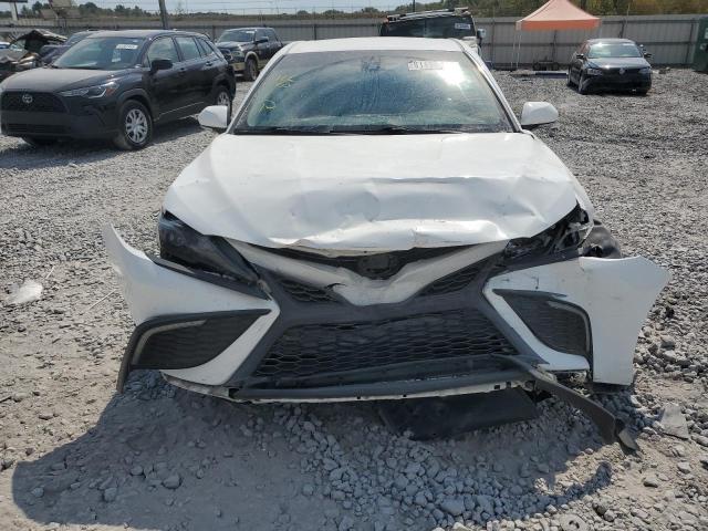 4T1G11AK5NU622008 - 2022 TOYOTA CAMRY SE WHITE photo 5