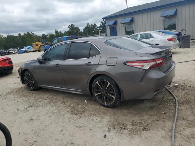4T1B61HK0JU096396 - 2018 TOYOTA CAMRY XSE Grau Foto 2