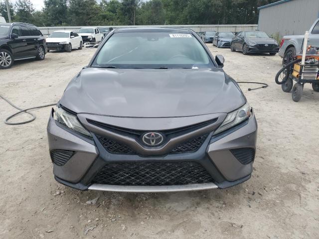 4T1B61HK0JU096396 - 2018 TOYOTA CAMRY XSE Grau Foto 5