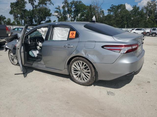 4T1FZ1AK2LU038862 - 2020 TOYOTA CAMRY XLE Plata foto 2