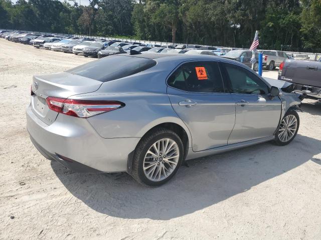 4T1FZ1AK2LU038862 - 2020 TOYOTA CAMRY XLE Plata foto 3