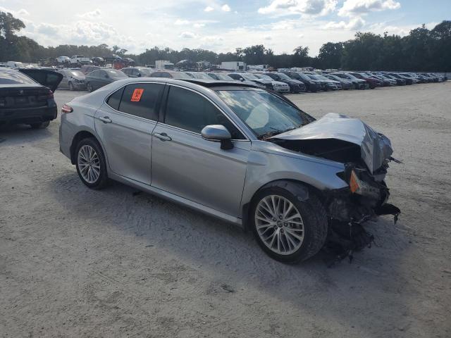 4T1FZ1AK2LU038862 - 2020 TOYOTA CAMRY XLE Plata foto 4