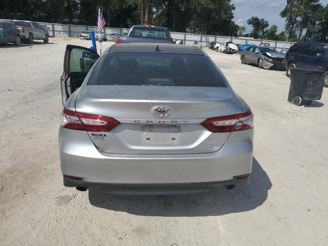 4T1FZ1AK2LU038862 - 2020 TOYOTA CAMRY XLE Plata foto 6
