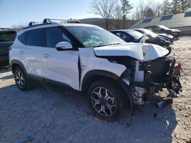 KNDERCAA0N7330482 - 2022 KIA SELTOS EX WHITE photo 4