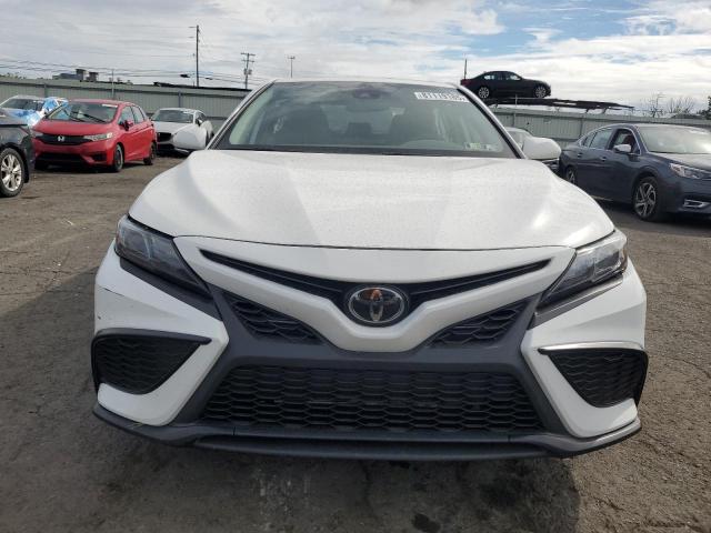 4T1S11BK5PU092974 - 2023 TOYOTA CAMRY SE NIGHT SHADE WHITE photo 5
