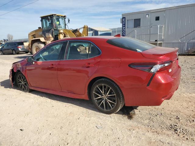 4T1G11AK3MU407340 - 2021 TOYOTA CAMRY SE RED photo 2