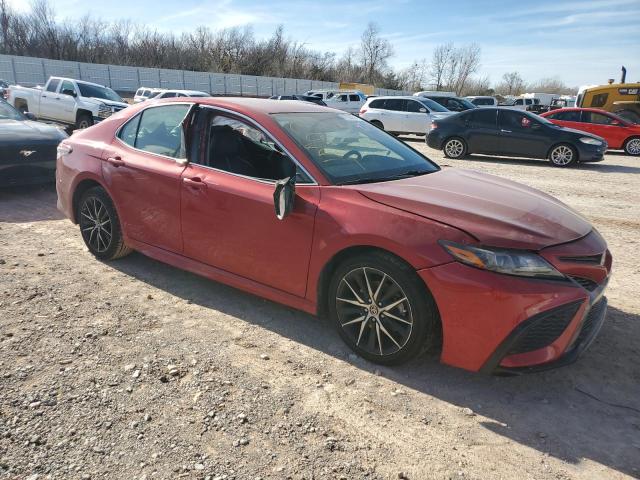 4T1G11AK3MU407340 - 2021 TOYOTA CAMRY SE RED photo 4