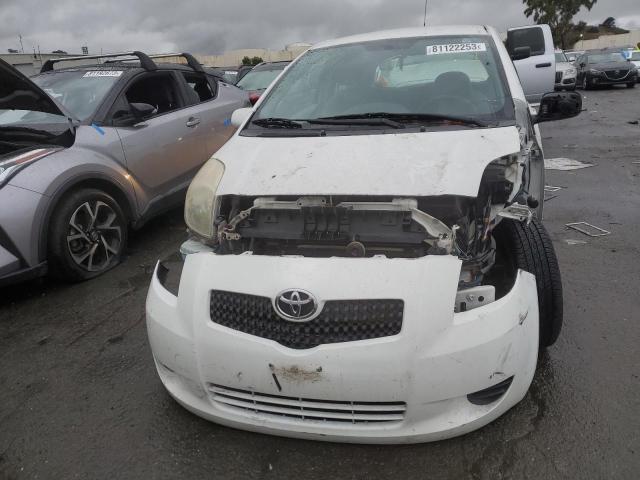 JTDJT923685218112 - 2008 TOYOTA YARIS WHITE photo 5