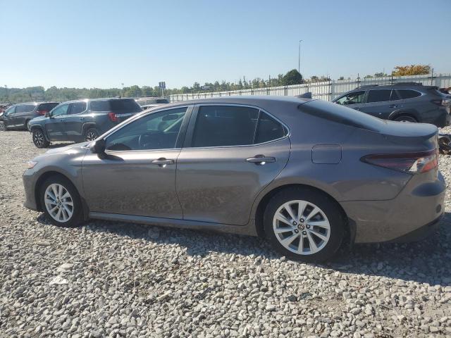 4T1C11AK6NU027327 - 2022 TOYOTA CAMRY LE GRAY photo 2