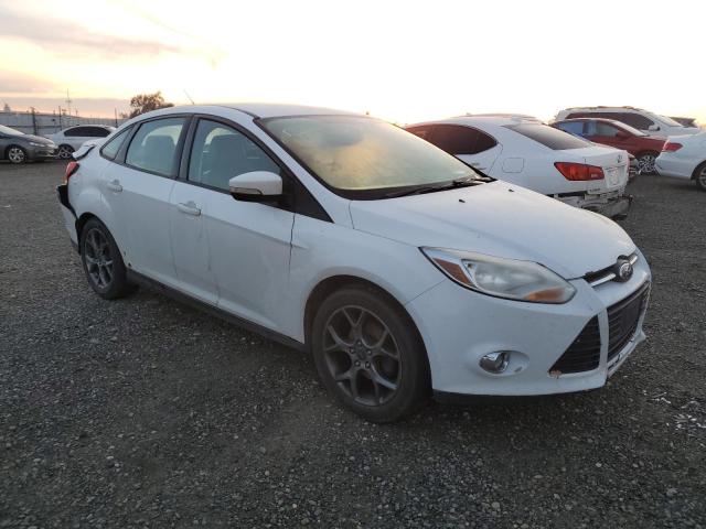 1FADP3F23DL376094 - 2013 FORD FOCUS SE WHITE photo 4