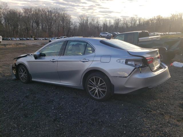 4T1F11AKXPU153688 - 2023 TOYOTA CAMRY XLE SILVER photo 2