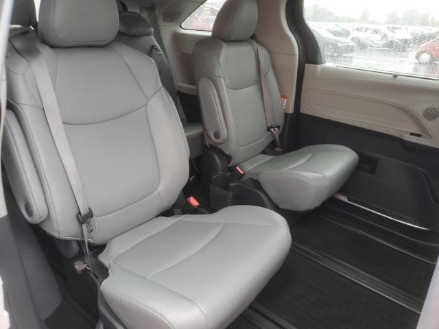 5TDJSKFC4RS109468 - 2024 TOYOTA SIENNA XLE 银色 照片 11