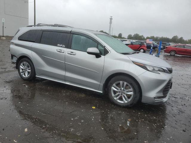 5TDJSKFC4RS109468 - 2024 TOYOTA SIENNA XLE 银色 照片 4