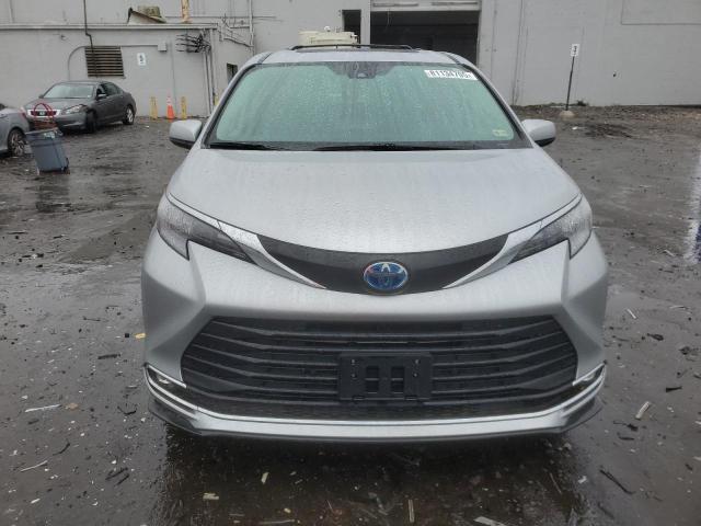 5TDJSKFC4RS109468 - 2024 TOYOTA SIENNA XLE 银色 照片 5