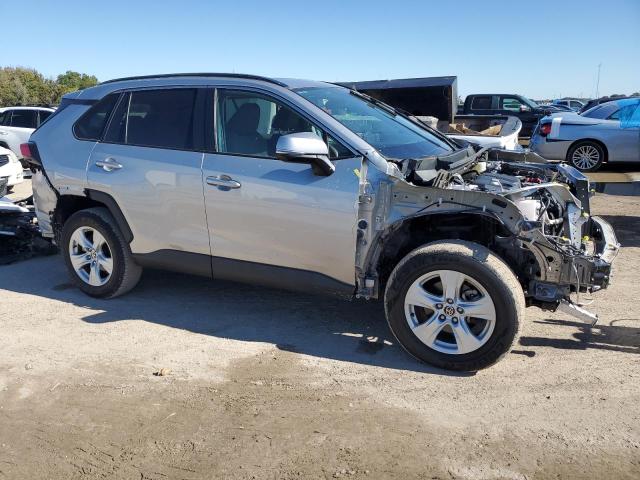 2T3W1RFV8MC157048 - 2021 TOYOTA RAV4 XLE SILVER photo 4