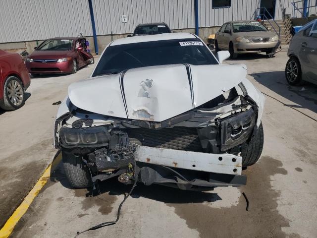 2G1FB1E32E9181234 - 2014 CHEVROLET CAMARO LT أبيض صورة 5