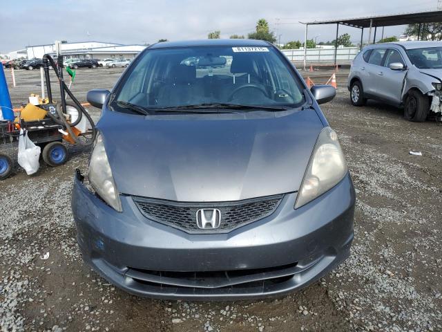 JHMGE8H39DC075814 - 2013 HONDA FIT ნაცრისფერი ფოტო 5