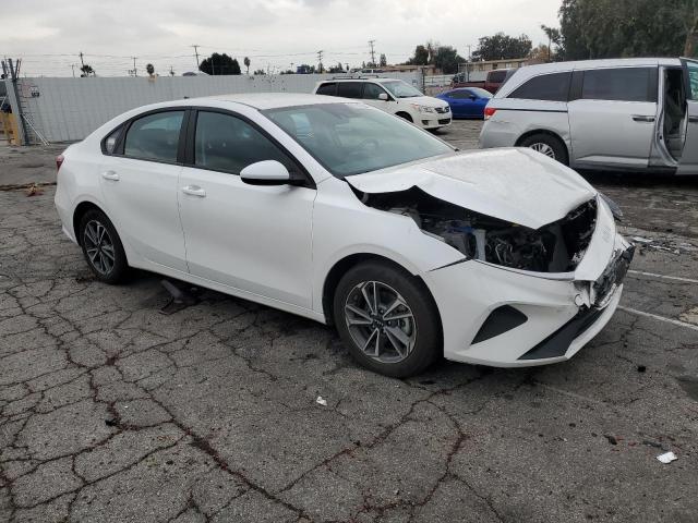 3KPF24AD2NE476231 - 2022 KIA FORTE FE WHITE photo 4