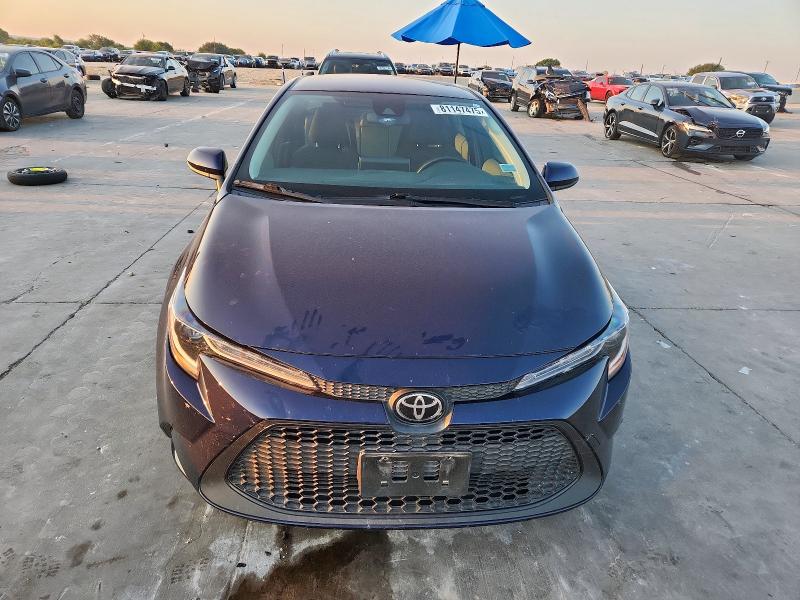 JTDEPRAE0LJ024863 - 2020 TOYOTA COROLLA LE Blau Foto 5