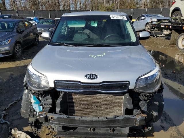 KNDJP3A57J7611275 - 2018 KIA SOUL + SILVER photo 5