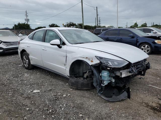 5NPEG4JA8LH008547 - 2020 HYUNDAI SONATA SE WHITE photo 4