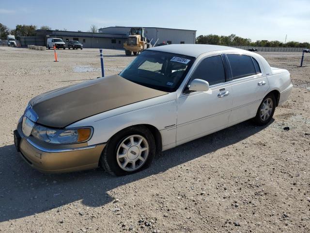 2000 LINCOLN TOWN CAR SIGNATURE, 