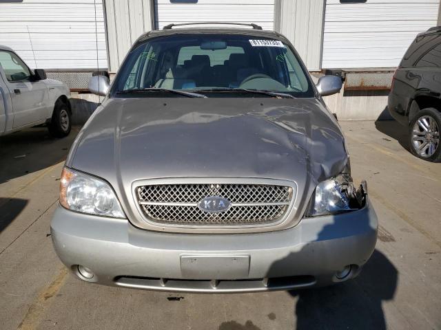 KNDUP131056624294 - 2005 KIA SEDONA EX BEIGE photo 5