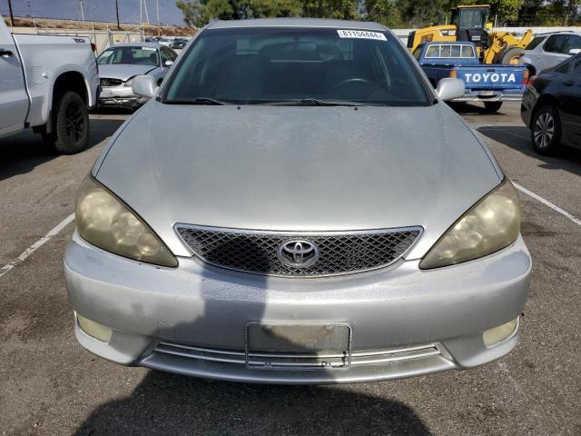 JTDBA32K550025862 - 2005 TOYOTA CAMRY SE SILVER photo 5