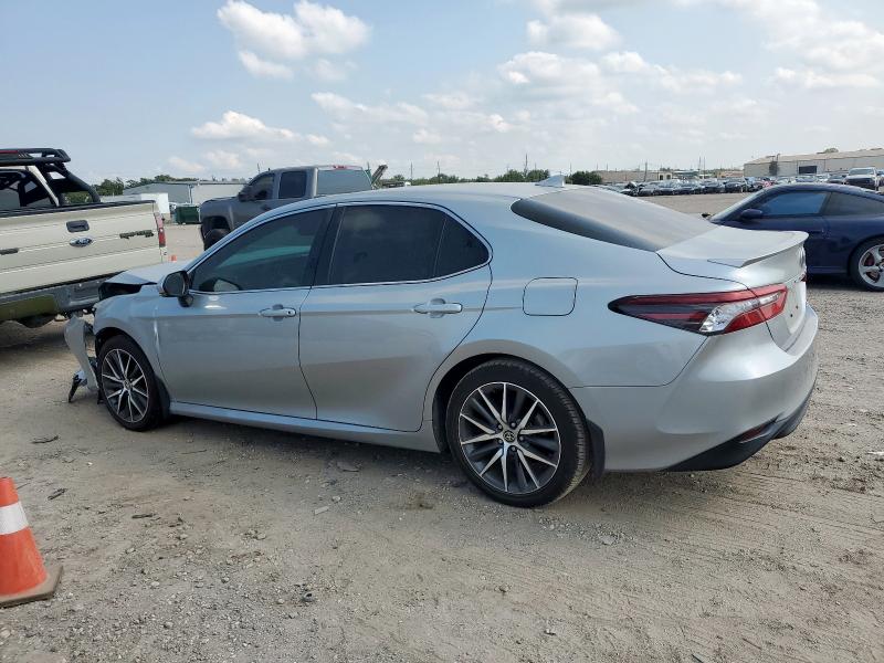 4T1F11AK1NU002509 - 2022 TOYOTA CAMRY XLE SILVER photo 2