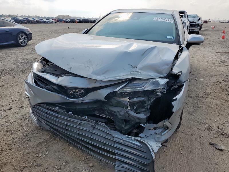 4T1F11AK1NU002509 - 2022 TOYOTA CAMRY XLE SILVER photo 5