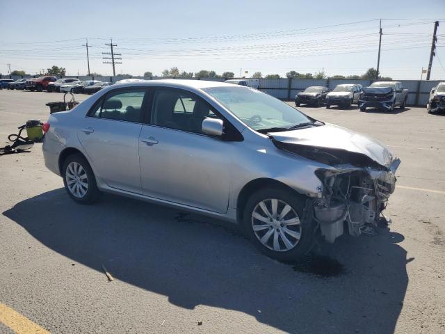 5YFBU4EE1DP220106 - 2013 TOYOTA COROLLA BASE Silber Foto 4