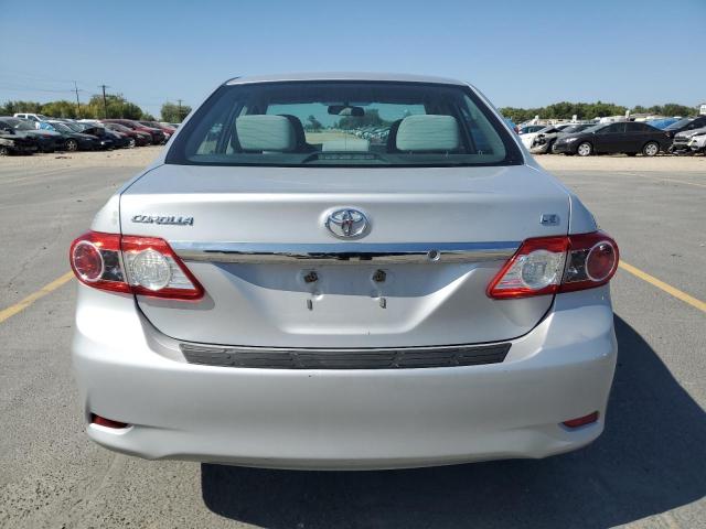 5YFBU4EE1DP220106 - 2013 TOYOTA COROLLA BASE Silber Foto 6