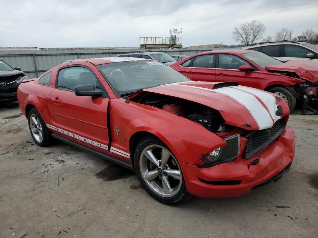 1ZVHT80N985201198 - 2008 FORD MUSTANG RED photo 4