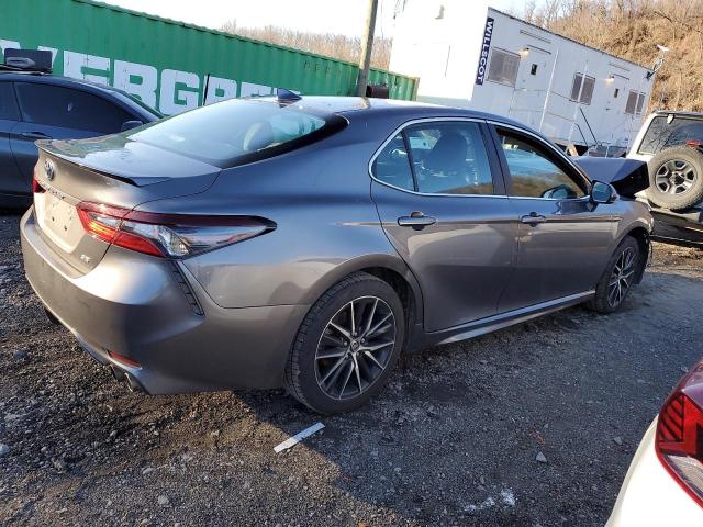 4T1G11AK9MU512027 - 2021 TOYOTA CAMRY SE GRAY photo 3