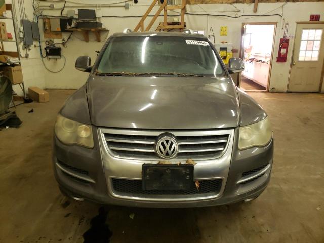 WVGCB77L28D001733 - 2008 VOLKSWAGEN TOUAREG 2 V8 SILVER photo 5