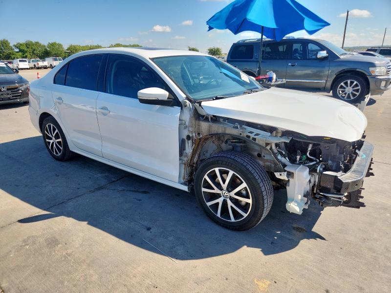 3VWDB7AJ1HM320414 - 2017 VOLKSWAGEN JETTA SE WHITE photo 4